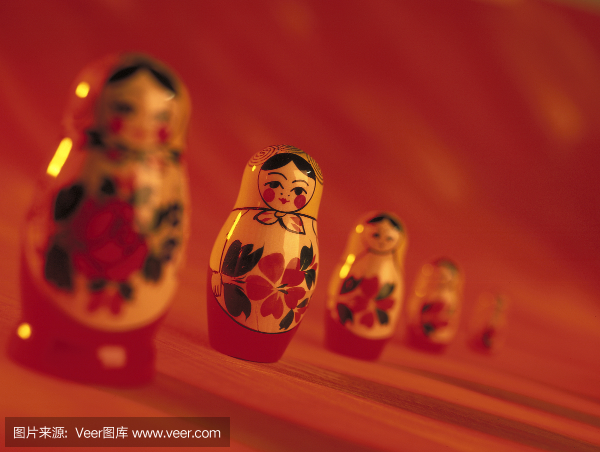 红色背景上的五个俄罗斯玩偶